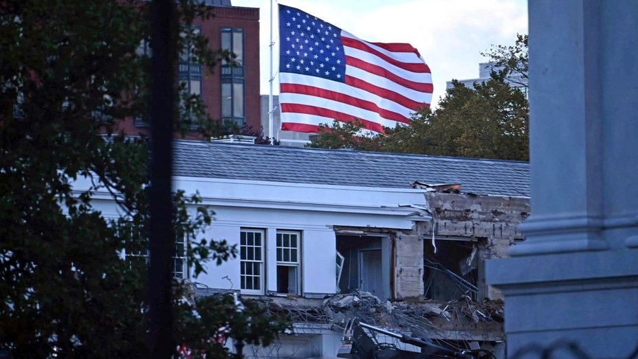 White House begins demolishing part of East Wing 