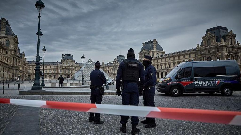 Louvre museum robbery: how the thieves broke 