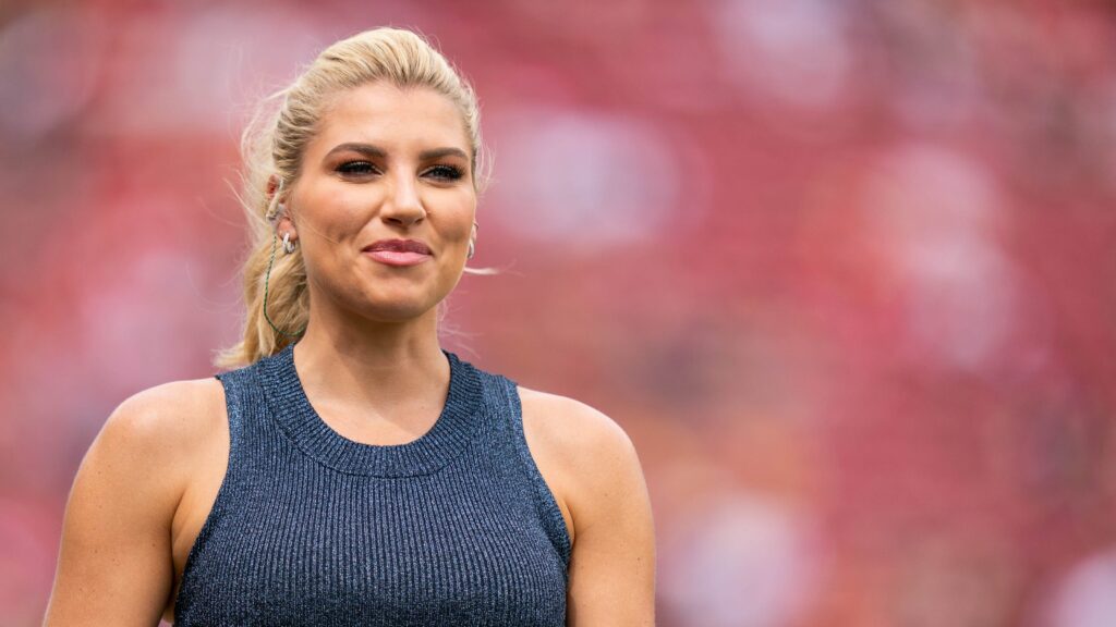 NFL Sideline Reporter Melanie Collins Turns Heads With Gym Outfit