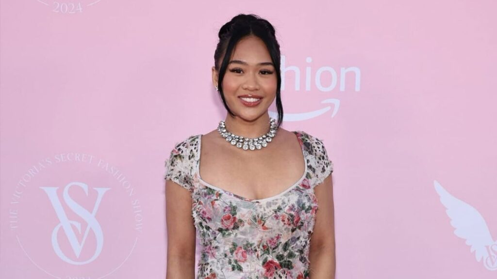 At the 2025 Victoria's Secret Fashion Show, Suni Lee 