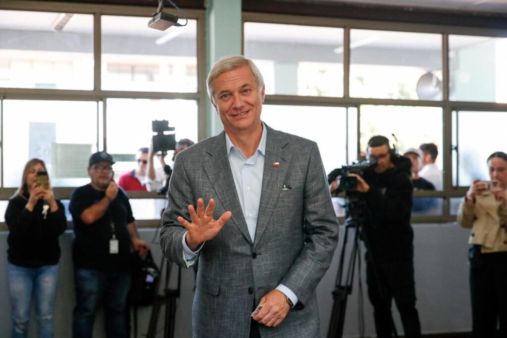 Chile heads to a presidential run-off between Jara and Kast