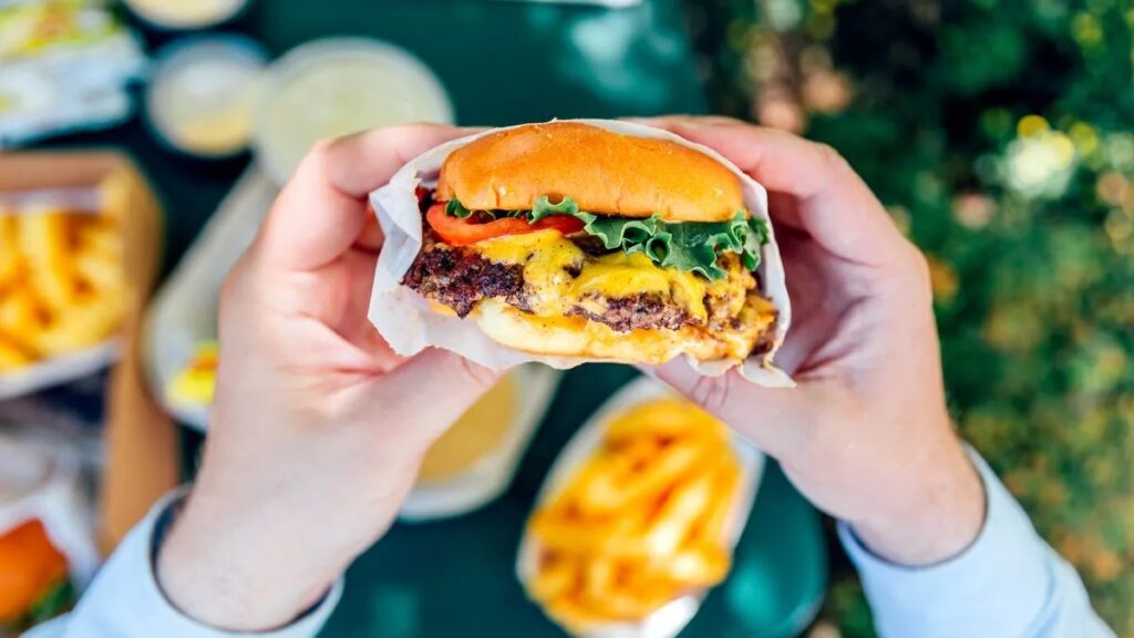 Hamburger Chain Restaurant Closures 2025: What Wendy’s Shuttering 300 Stores Means For Diners and Employees